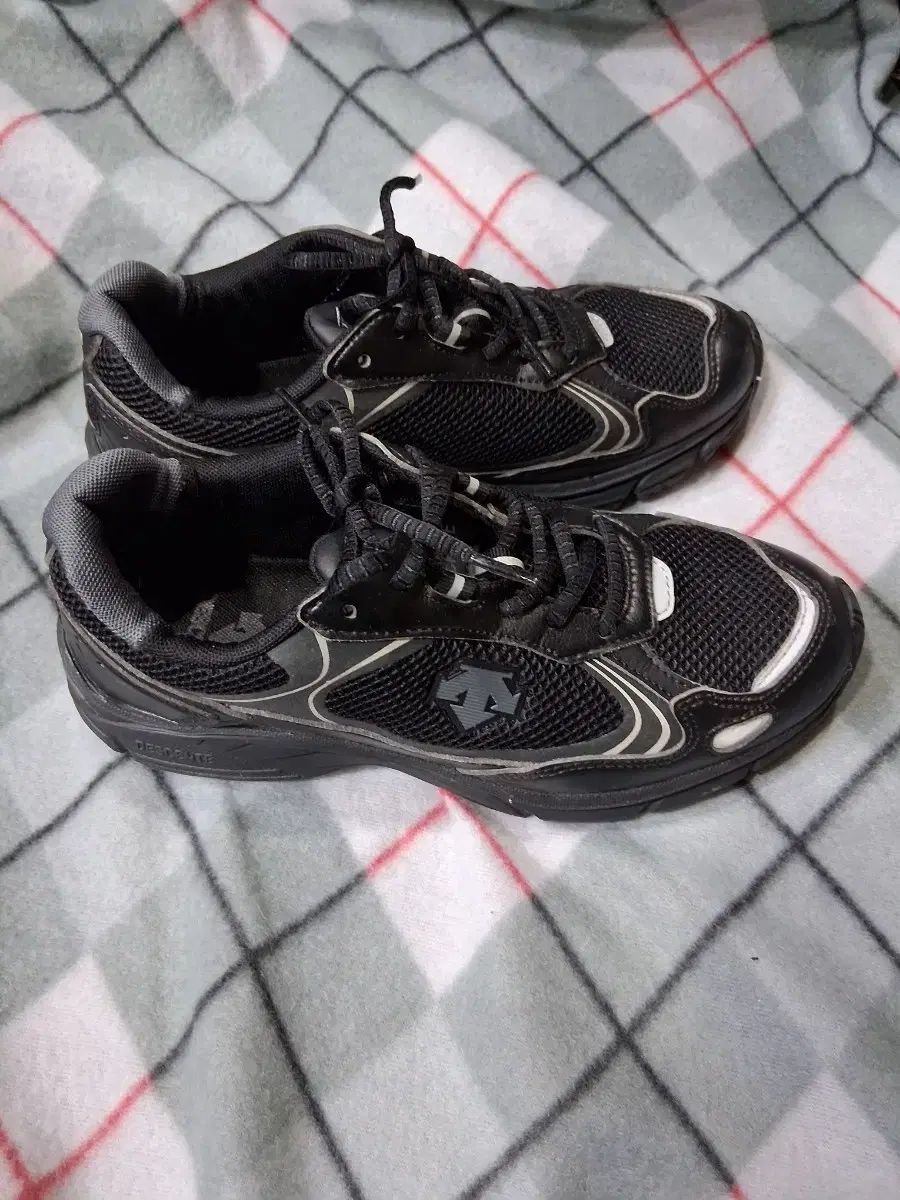 デサント ブラック スニーカー ランニングシューズ