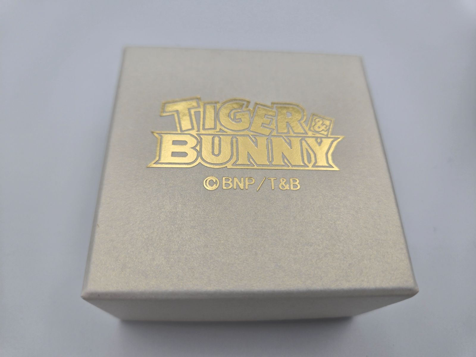 No.S11 【箱付き・未使用】TIGER & BUNNY 思い出のピンズ柄 ラペルピン