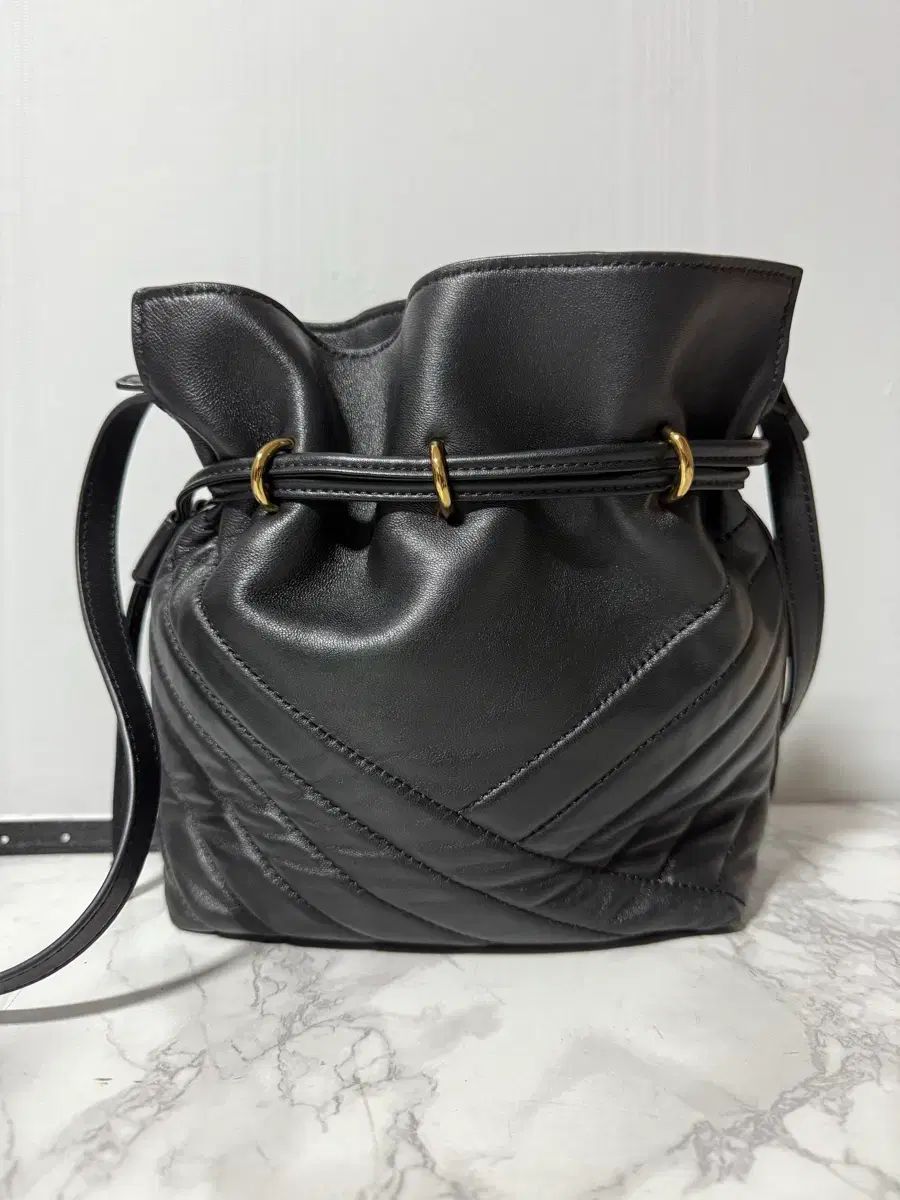 トリーバーチ キラ シェブロン バケットバッグ