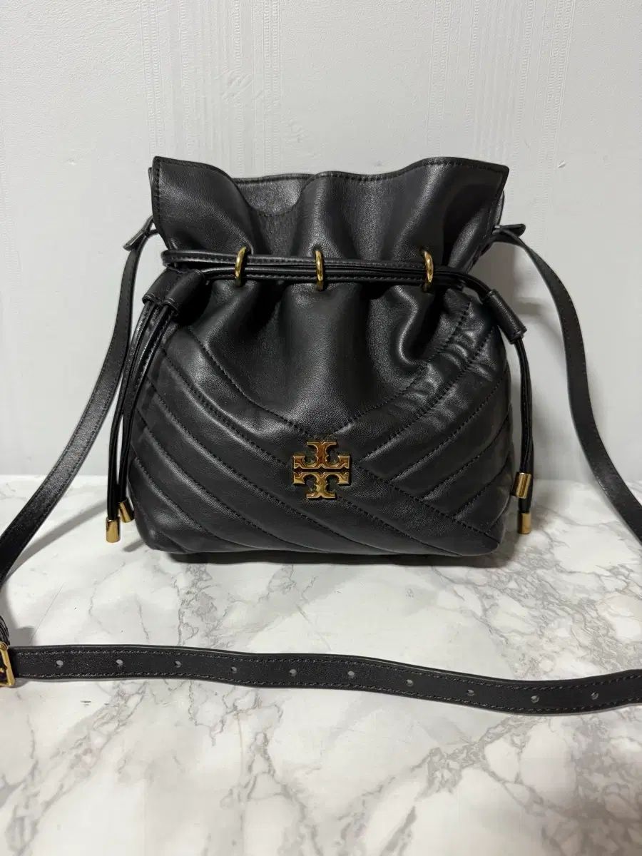 トリーバーチ キラ シェブロン バケットバッグ