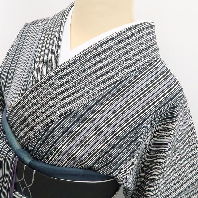❁tomihisa❁新品 縦縞 モノトーン 着物 正絹 仕付け糸付“色味を抑え