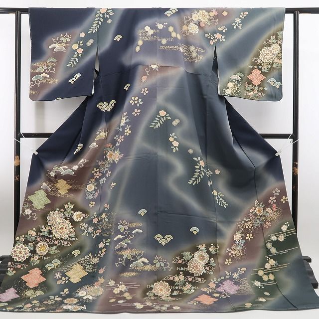 ❁tomihisa❁新品 金駒刺繍 落款 着物 正絹 仕付け糸付“歓びを歌い華を