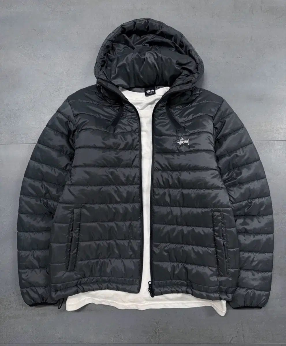 Stüssy ブラック/グレー ラベル付き ダウンジャケット 刺繍 M 2 Stussy 刺繍 ブラック Mサイズ ダウンジャケット - メルカリ