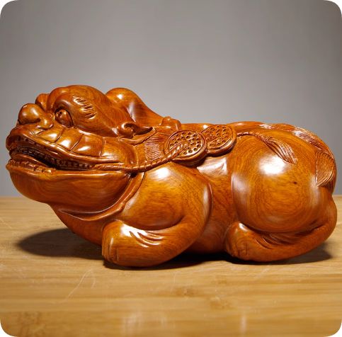 木製獅子彫刻 茶色の木製獅子彫刻 詳細な彫刻模様付き