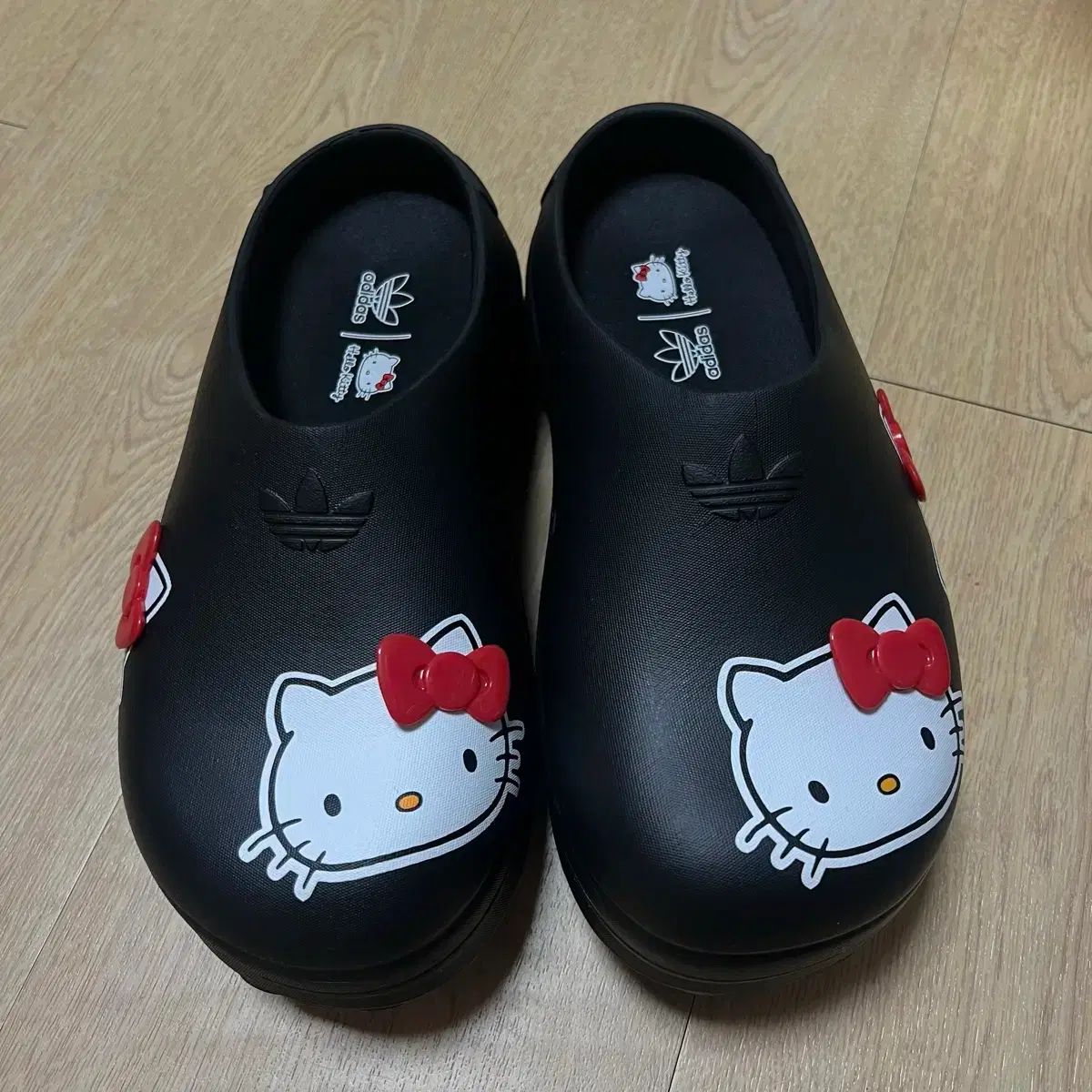アディダス x ハローキティ アディフォーム ミュール w 235