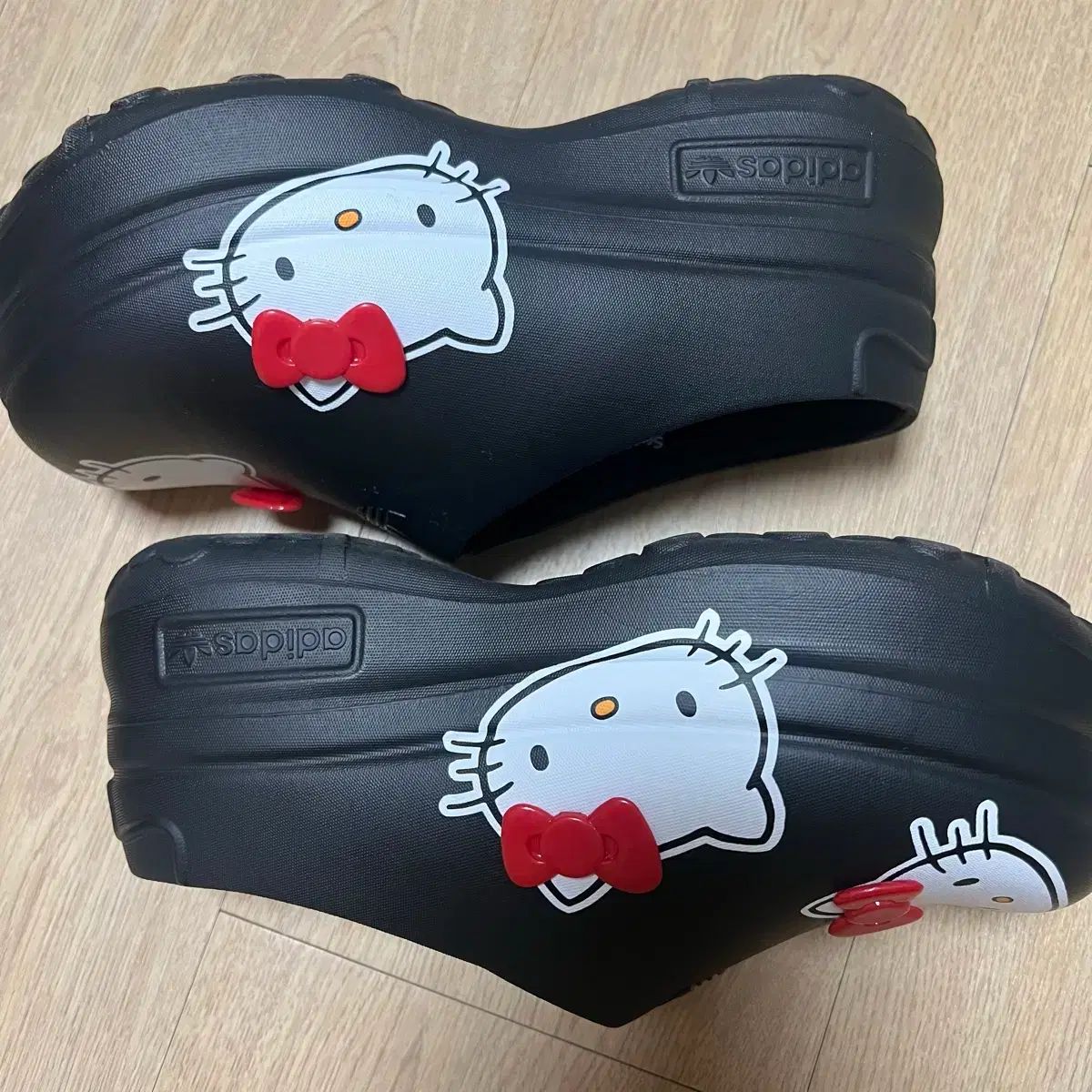 アディダス x ハローキティ アディフォーム ミュール w 235