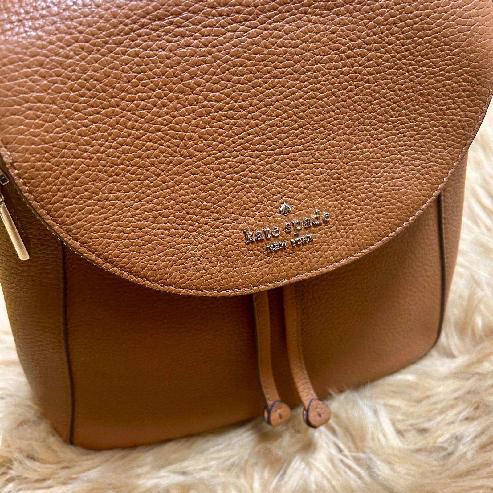ケイトスペード kate spade レイラミディアムフラップバックパック ブラウン