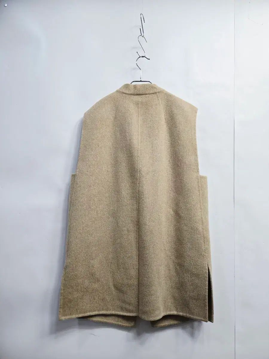 ハンサムシステム ベージュ色 ウール 素材 ベスト スタイル