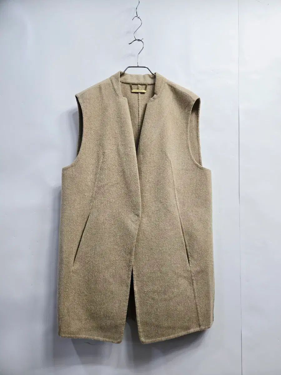 ハンサムシステム ベージュ色 ウール 素材 ベスト スタイル