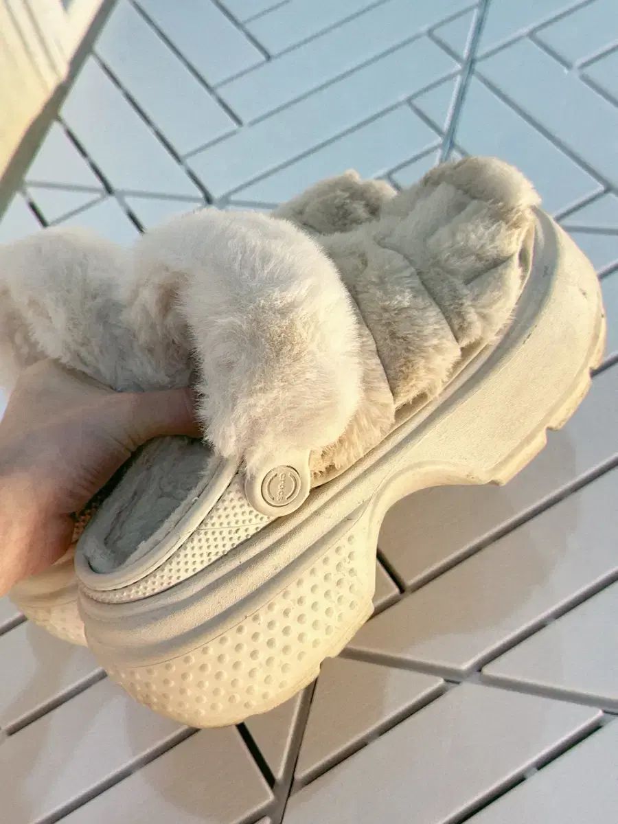 クロックス ファー スリッパ アイボリー