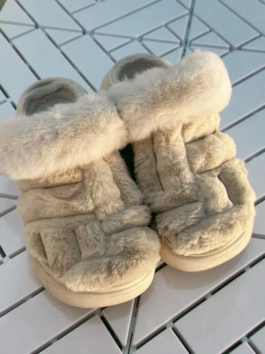 クロックス ファー スリッパ アイボリー