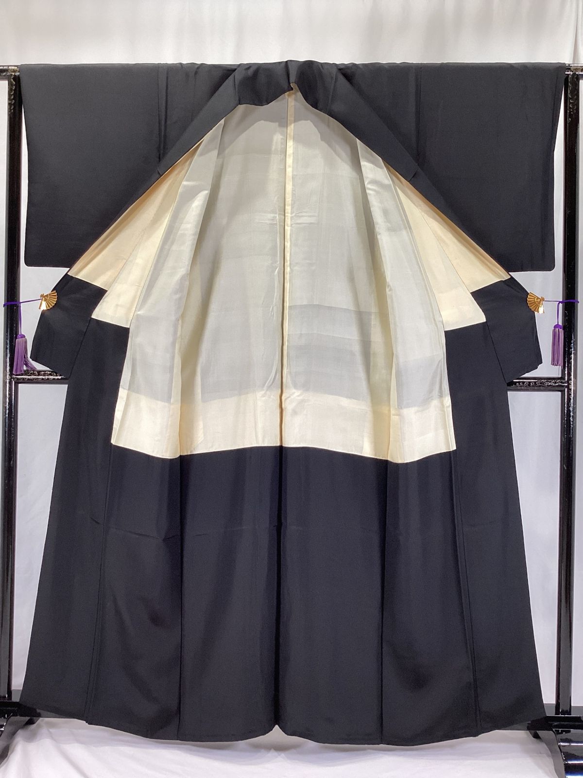 黒紋付＋長襦袢/美品/正絹/喪服/五つ紋/「下り藤」/半衿付/衿下ネームなし/仕立上がり/適応身長149～154㎝/6884 黒紋付＋長襦袢/美品/正絹/喪服/五つ紋/「下り藤」/半衿付/衿下ネーム