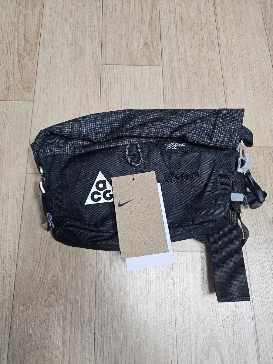 ナイキ ACG アイセン ペニー パック 3 L ブラック メタリック シルバー