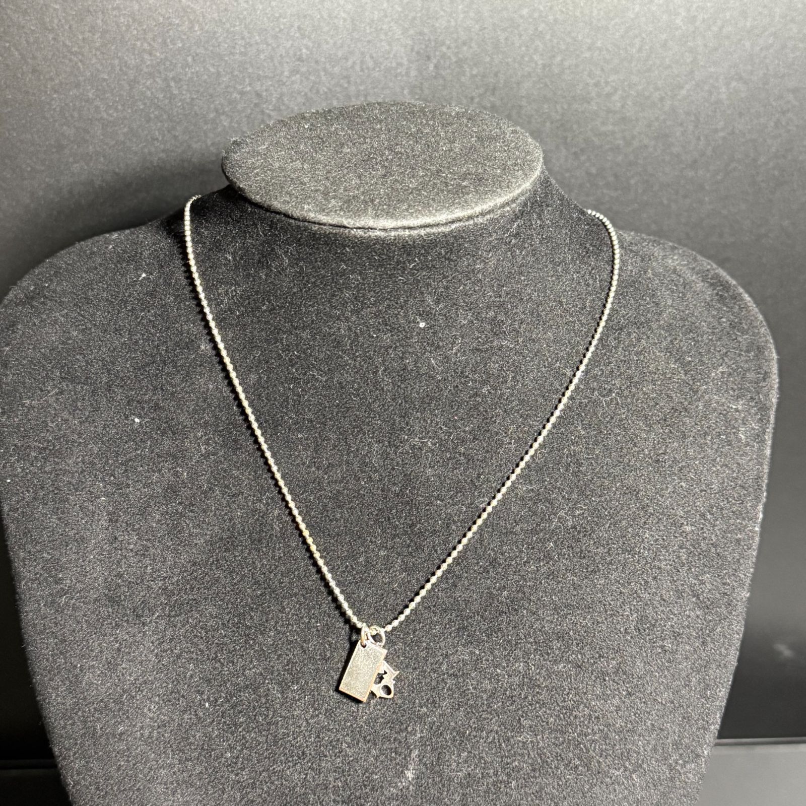 ネックレス ロゴ