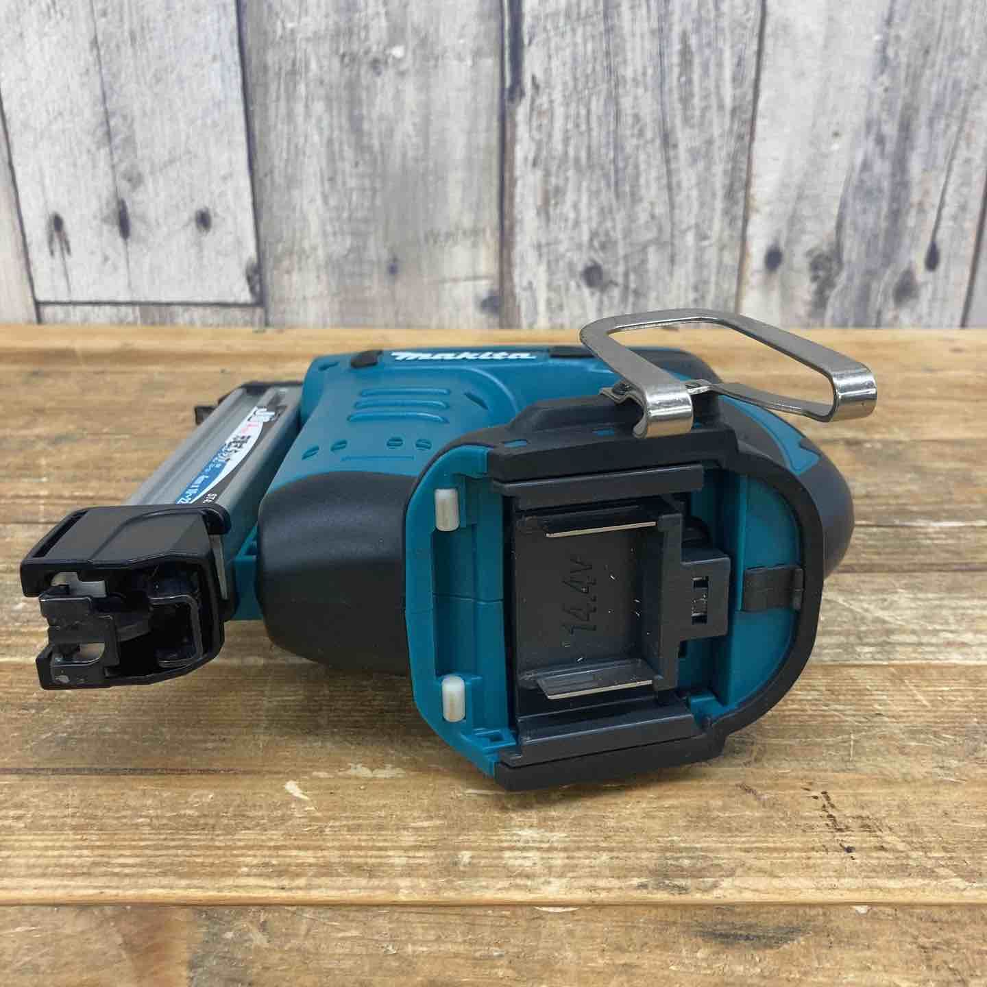 品 マキタ makita 14.4 V コードレスタッカ