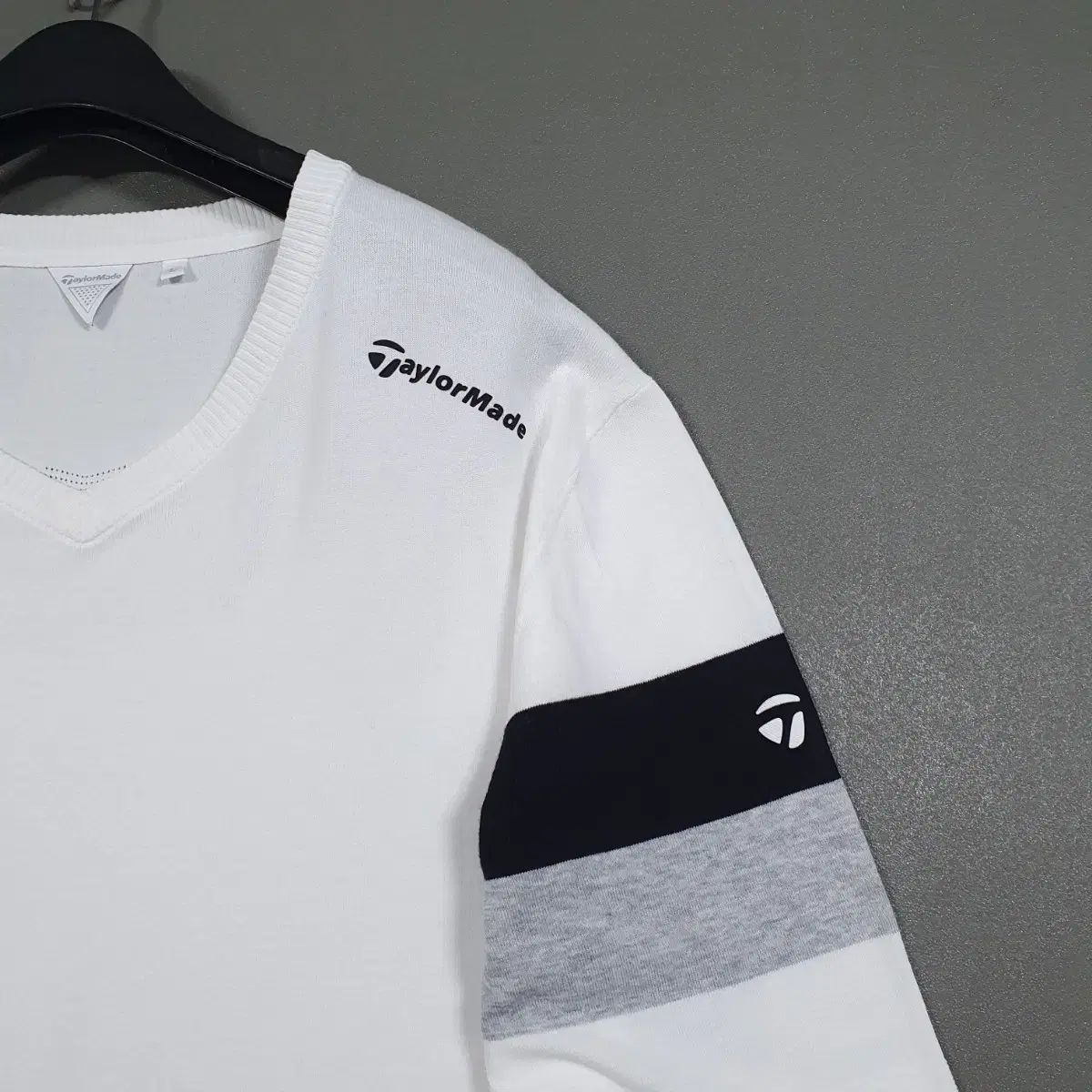 L 100) TaylorMade Golf 新モデル 袖 バイカラー Vネック ニット