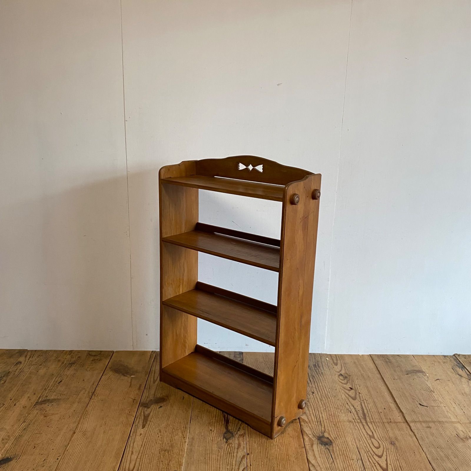 本棚　本立て　収納棚　ラック　シェルフ　古家具　古道具　アンティーク　昭和レトロ アンティーク 古家具 古道具 木製4段シェルフ 本棚 飾り棚 y302 - メルカリ