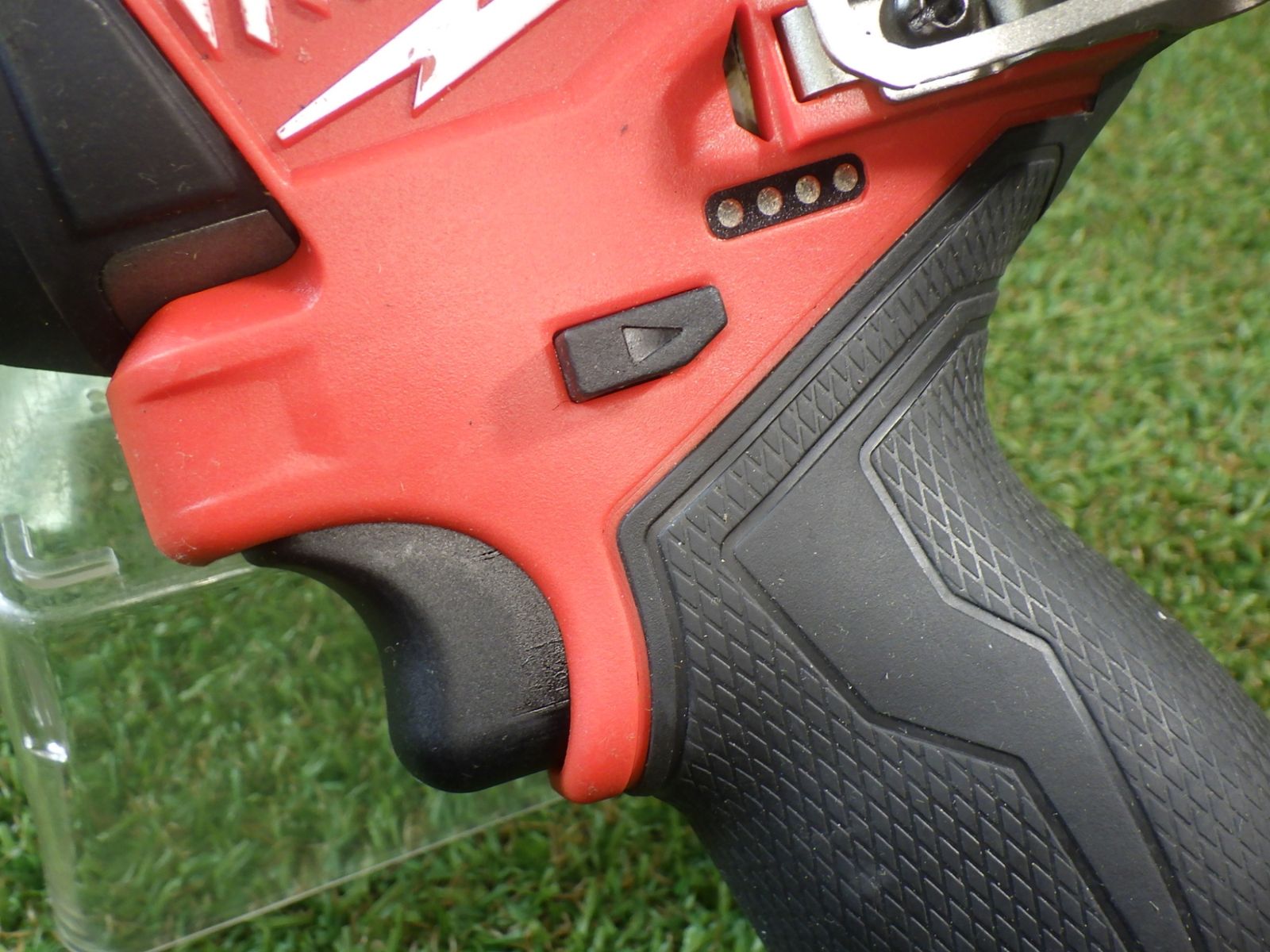 ネジ締めや穴あけ作業に