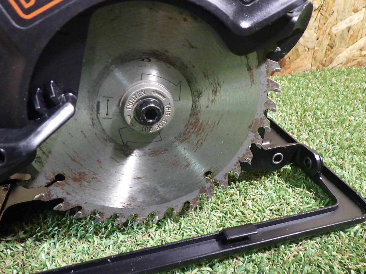 木材および木製品の切断に バッテリー 充電器付き ブラック アンド デッカー BLACK DECKER 18 V コードレス丸ノコ BDCCS 品