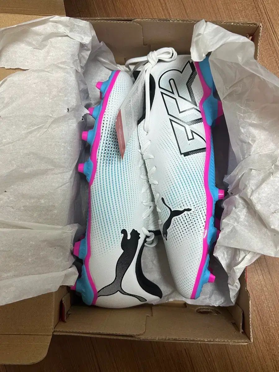 品質保証，送料無料 在庫整理 新品 プーマ PUMA Hello Future 7 PLAY サッカーシューズ Poison ピンク フットサルシューズ