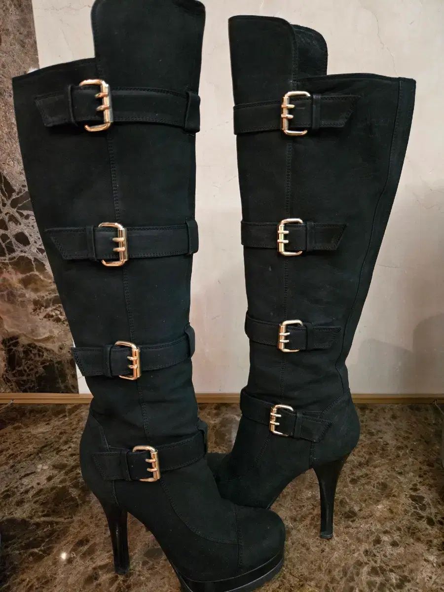 フェンディ ブラック スウェード ロングブーツ