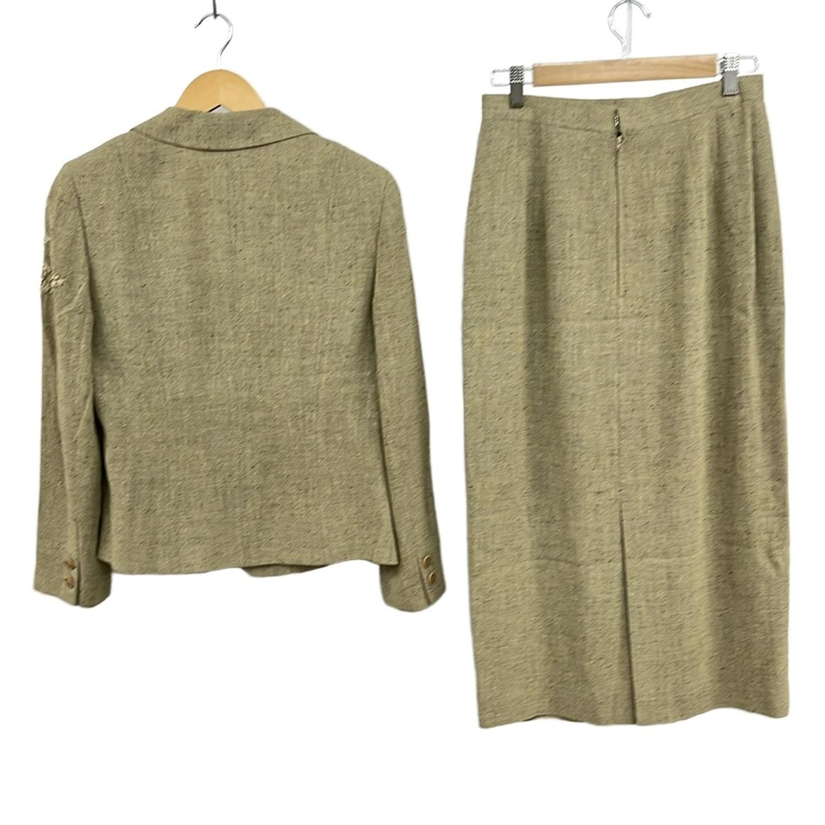 ROSSA ロッサ スカートスーツ レディース - ベージュ×ダークブラウン×マルチ 肩パッド|花柄|刺繍