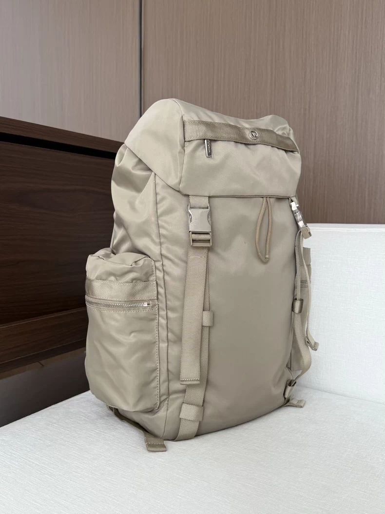 ルルレモン　lululemon　リュック　ベージュ　数回使用 25L 新品·未使用】lululemon ルルレモン 25L バッグ リュック バックパック