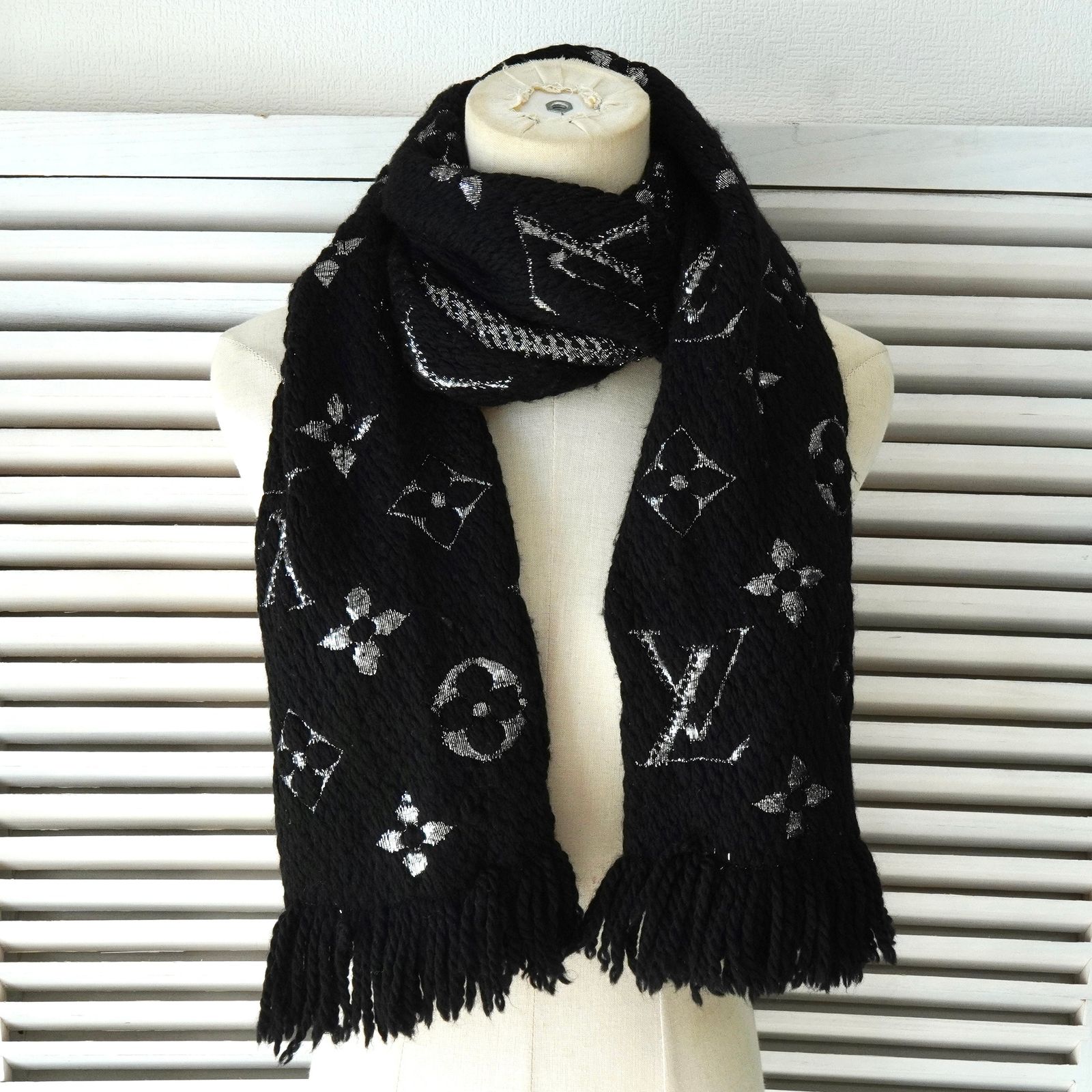 BlackFriday 割引5％オフ ルイ ヴィトン エシャルプ ロゴマニア シャイン モノグラム ウール マフラー ホワイト ブラック M 75833