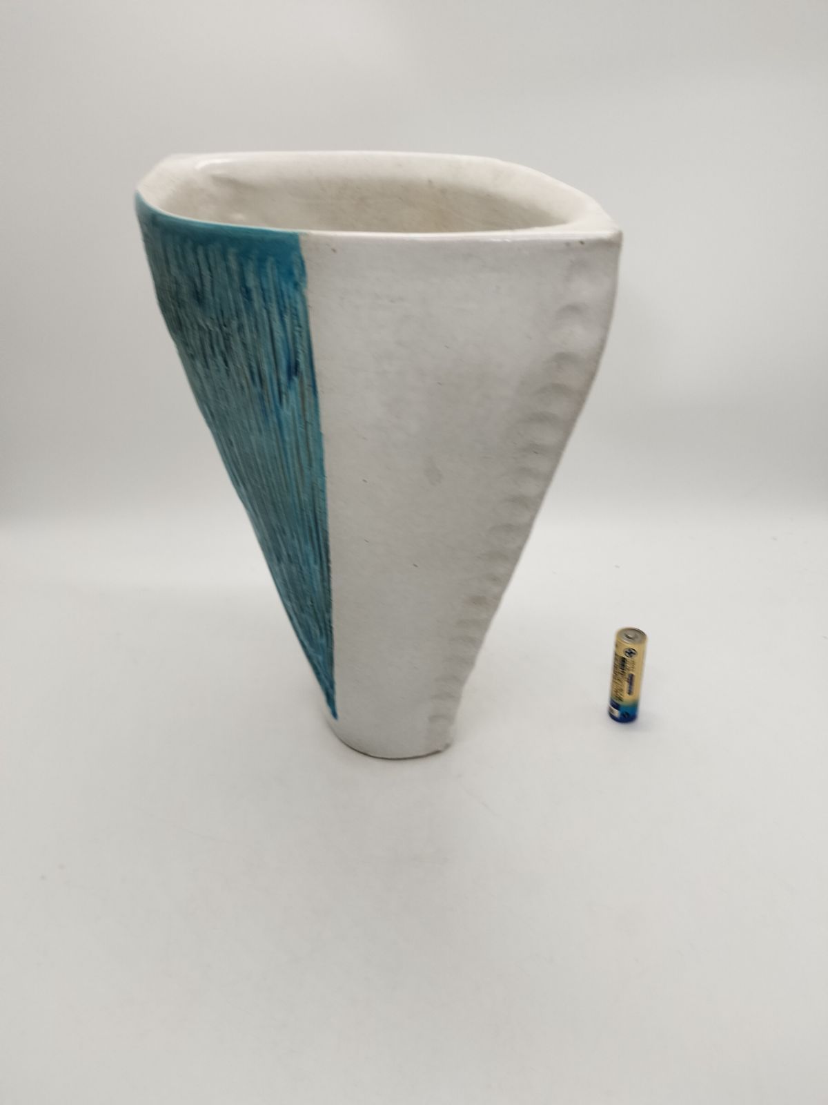 花器 花瓶 白と水色 磁器製 楕円形 ラッパ型 花台 窯 工房 池坊