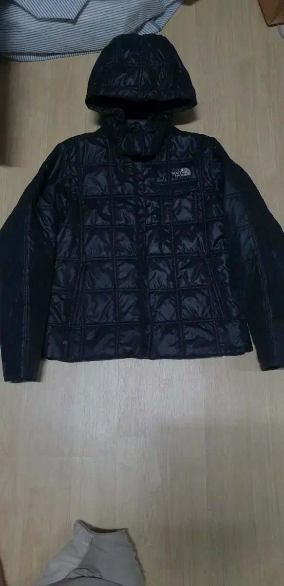 THE NORTH FACE ザノースフェイス レディース フード 軽量ダウン ブラック 100
