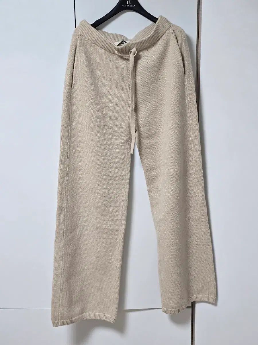 ベージュ Vネック