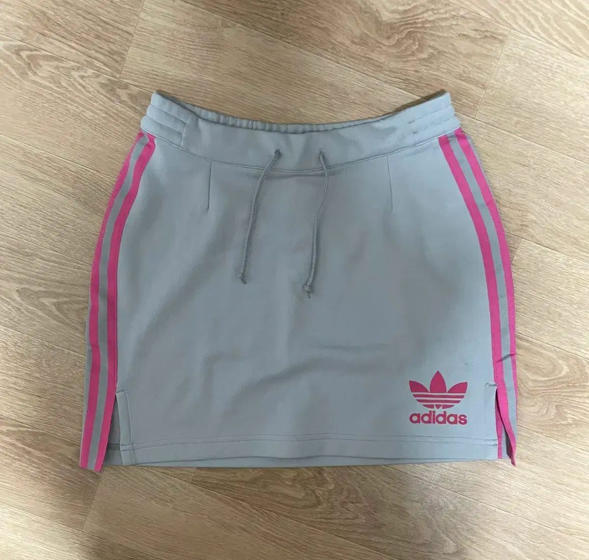 アディダス グレー ピンク スカート 必須アイテム Kitsch ハイティーン