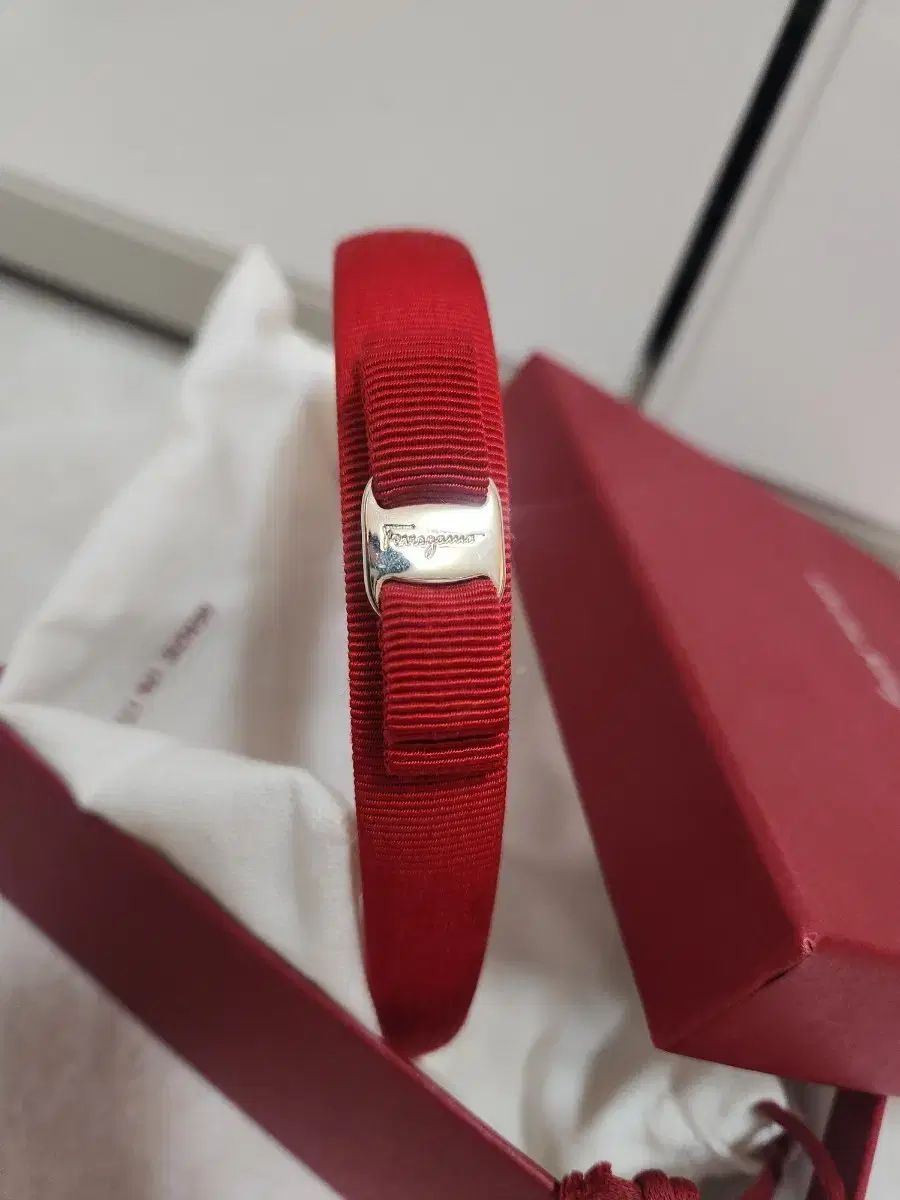 FERRAGAMO フェラガモ カチューシャ ヘアバンド レッド