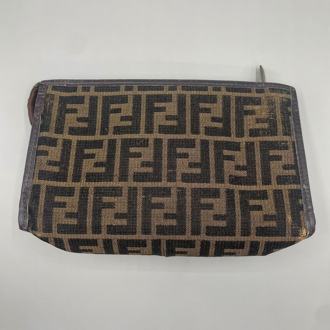 Fendi ロゴパターン ポーチ 良品 FENDI フェンディ クラッチバッグ ポーチ ズッカ柄 レザー ロゴ型