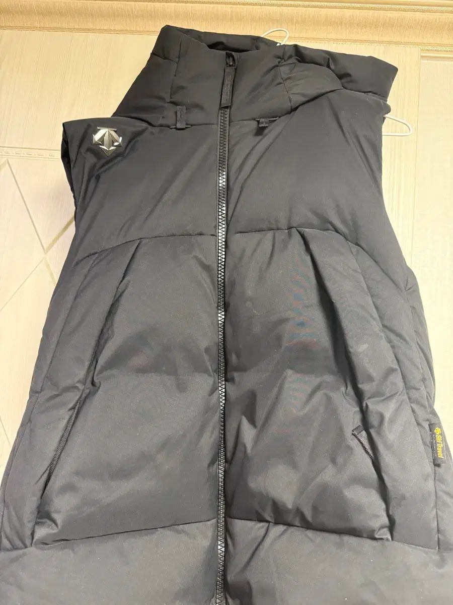 DESCENTE 黒 ダウンベスト