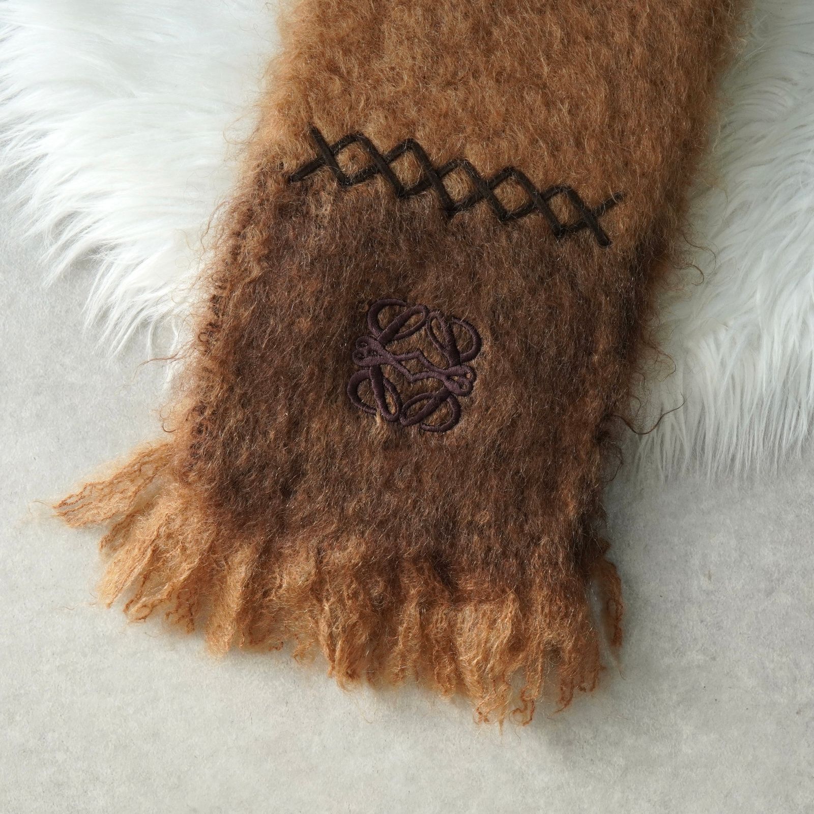 ロエベ アナグラム 刺繍 モヘア マフラー ブラウン - メルカリ