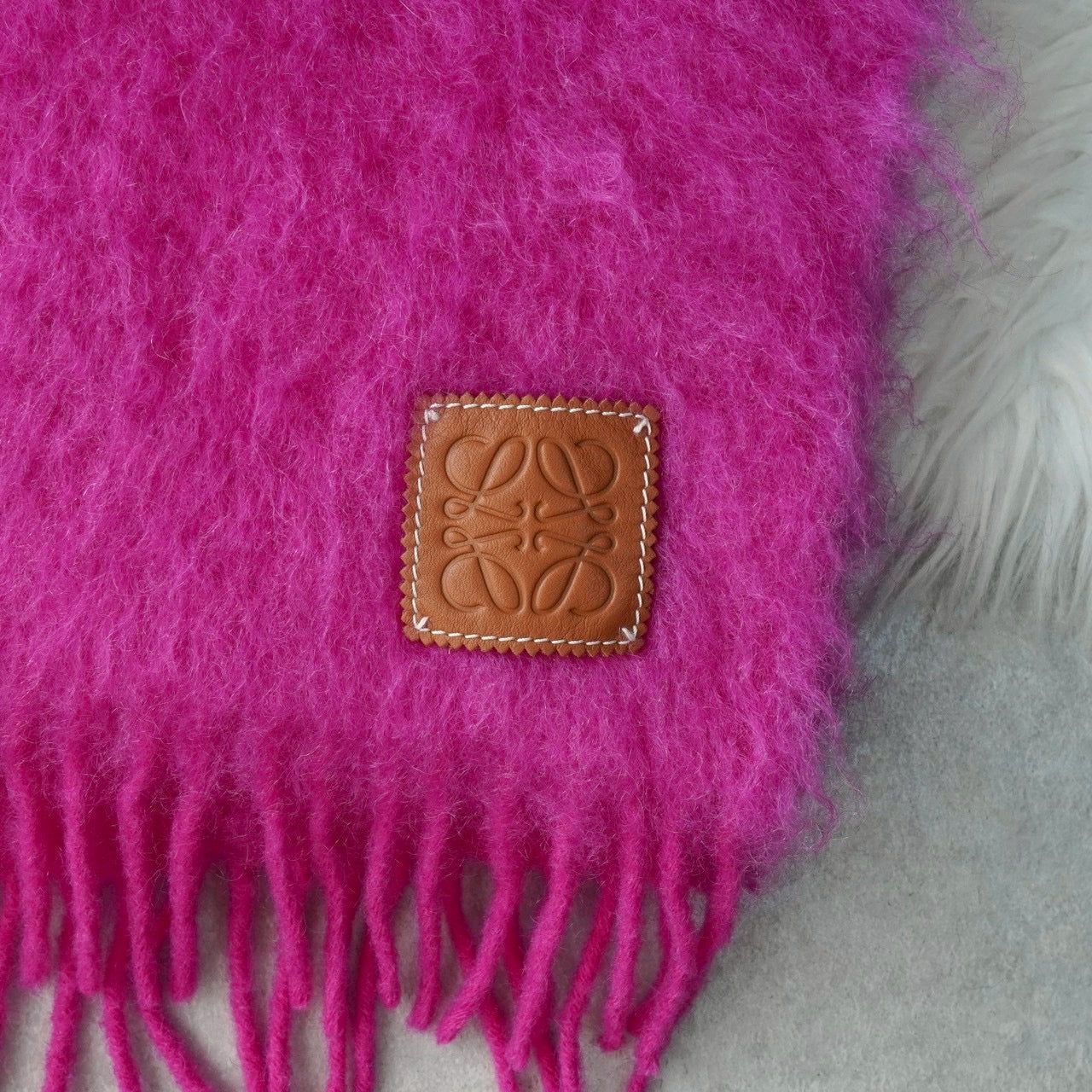 BlackFriday限定割引5％オフ】ロエベ アナグラム レザーパッチ モヘア