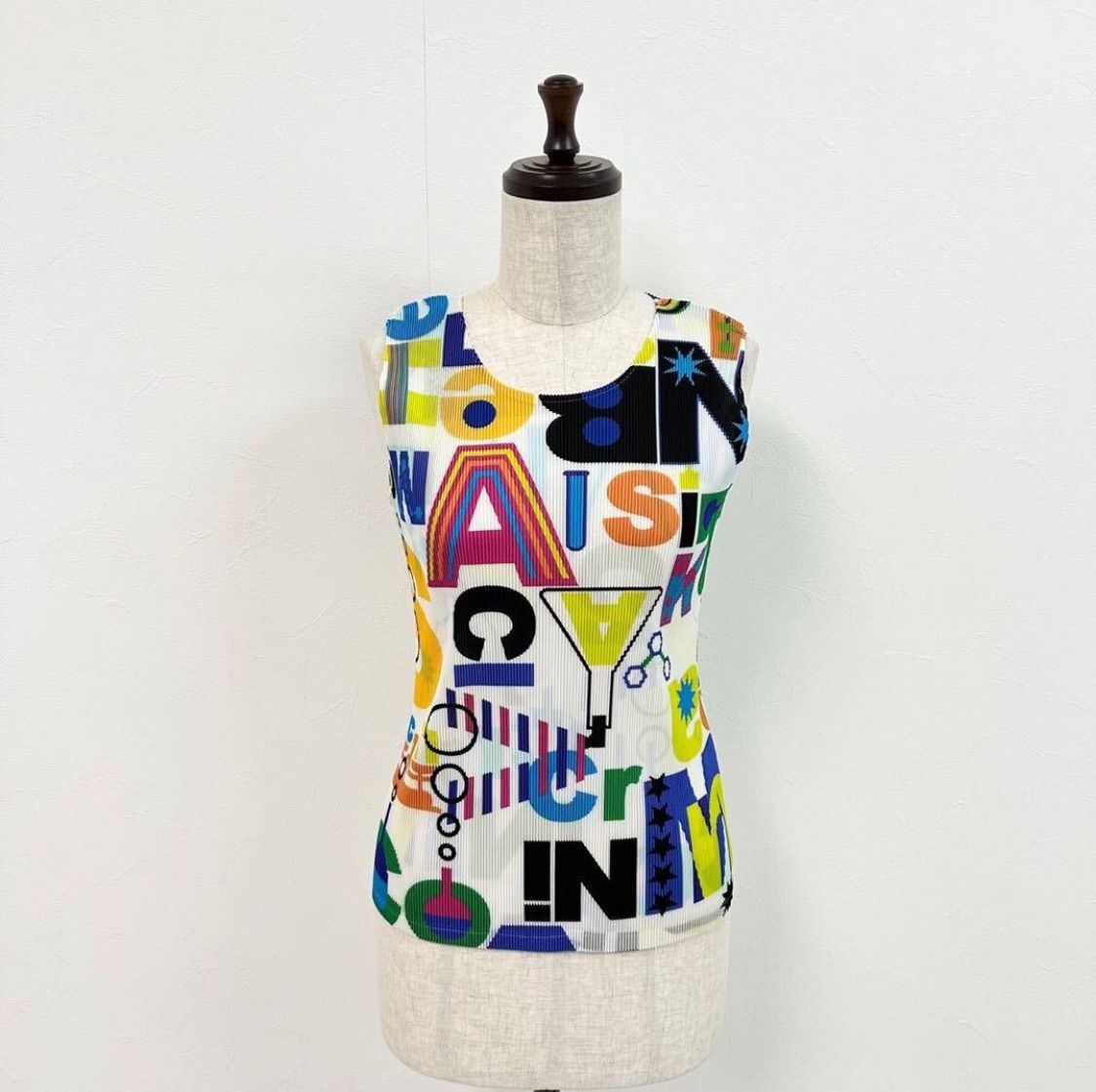 良品 PLEATS PLEASE ISSEY MIYAKE プリーツプリーズ イッセイミヤケ 総柄 タイポグラフィプリントミスト プリーツ ノースリーブ サイズ 3