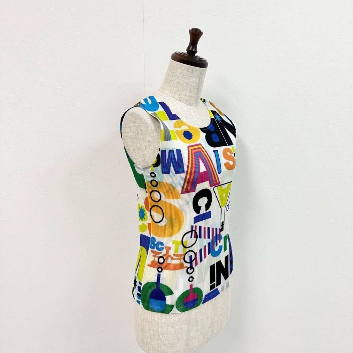 PLEATS PLEASE ISSEY MIYAKE プリーツプリーズ イッセイミヤケ 総柄 タイポグラフィプリントミスト プリーツ ノースリーブ サイズ 3