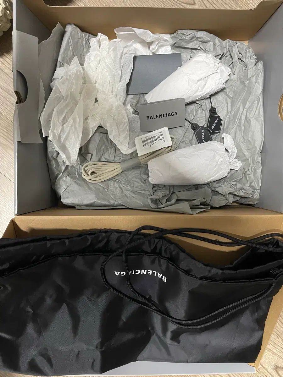 40 バレンシアガ ディフェンダー ベージュ - メルカリ