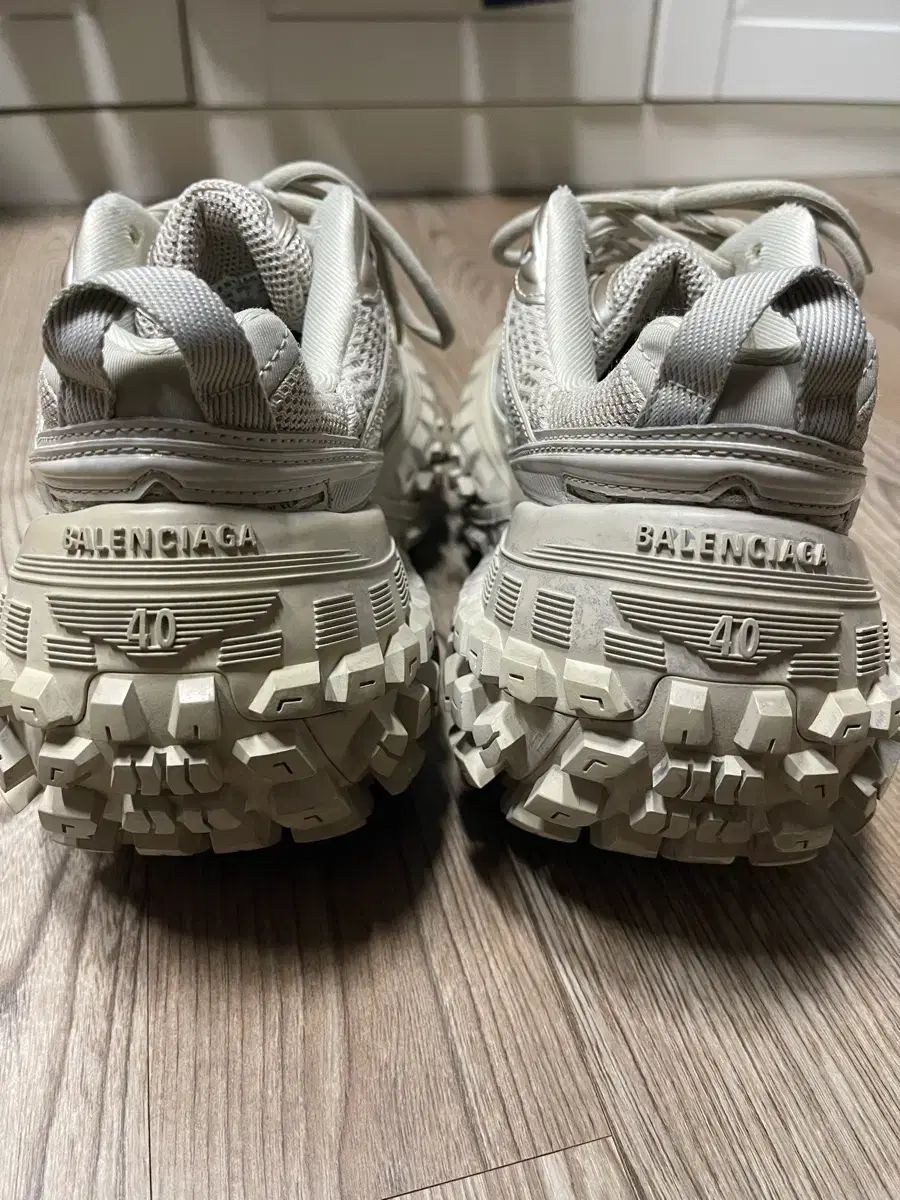 40 バレンシアガ ディフェンダー ベージュ - メルカリ