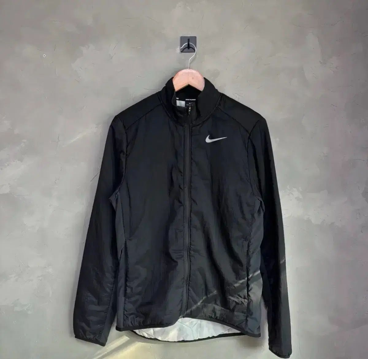 ナイキ ランニング エアロレイヤー 軽量ダウン