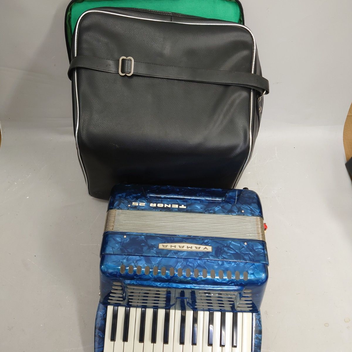 Yamaha Accordion TENOR 25 アコーディオン 動作品 ケース付 音出し良好 ヤマハ 鍵盤楽器 ハーモニー演奏向け z 2398