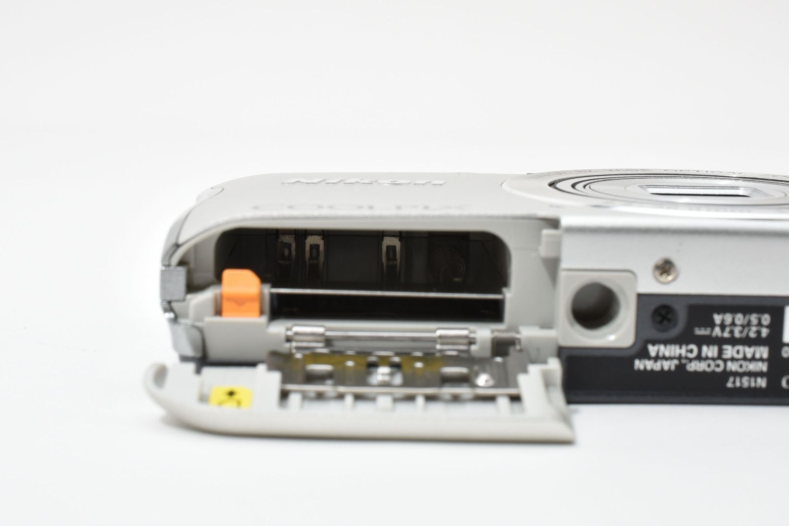 極美品】Nikon COOLPIX A300 シルバー 薄型軽量119g！ 20MP 光学8倍