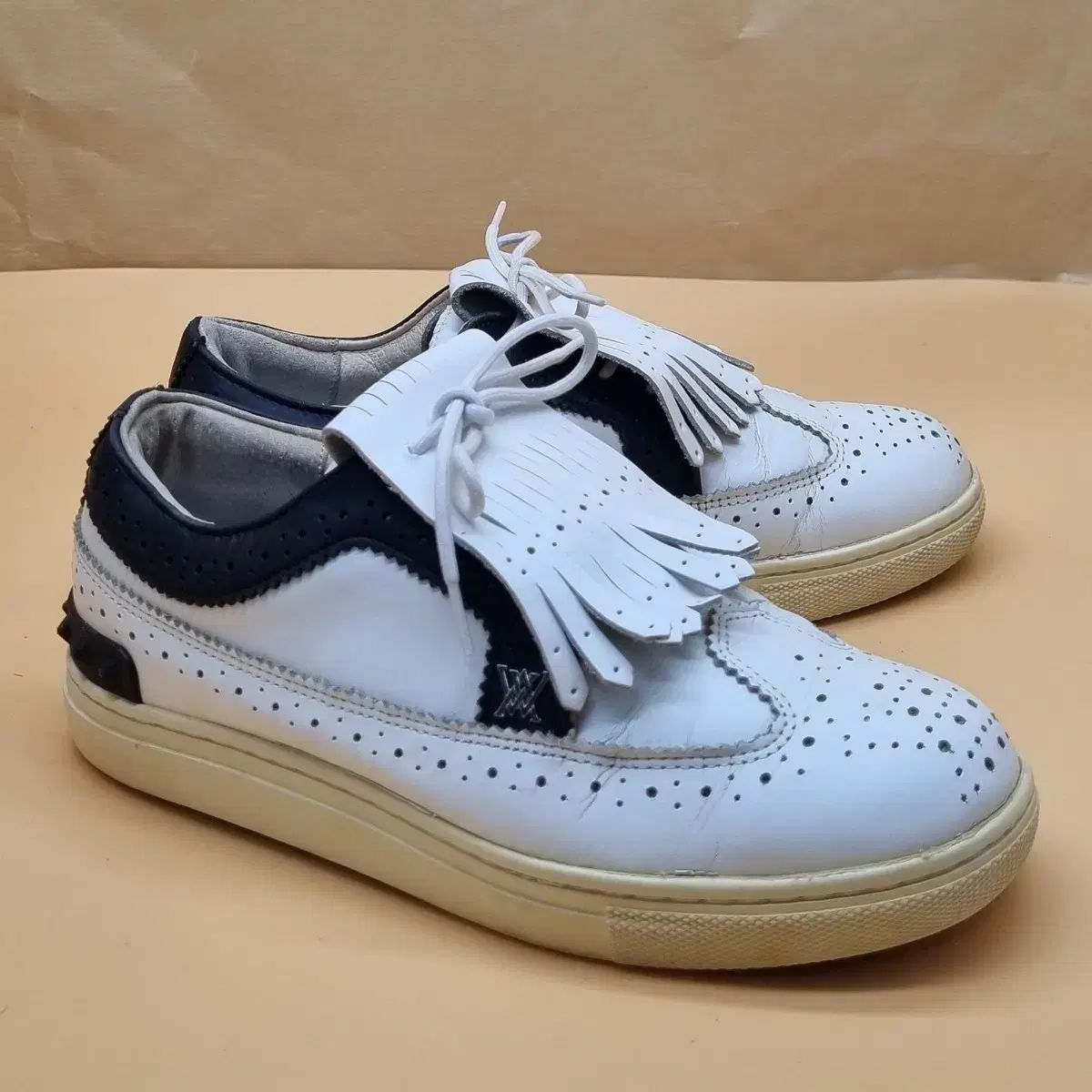 アニュー タッセル サンフラワー レディースゴルフシューズ 240