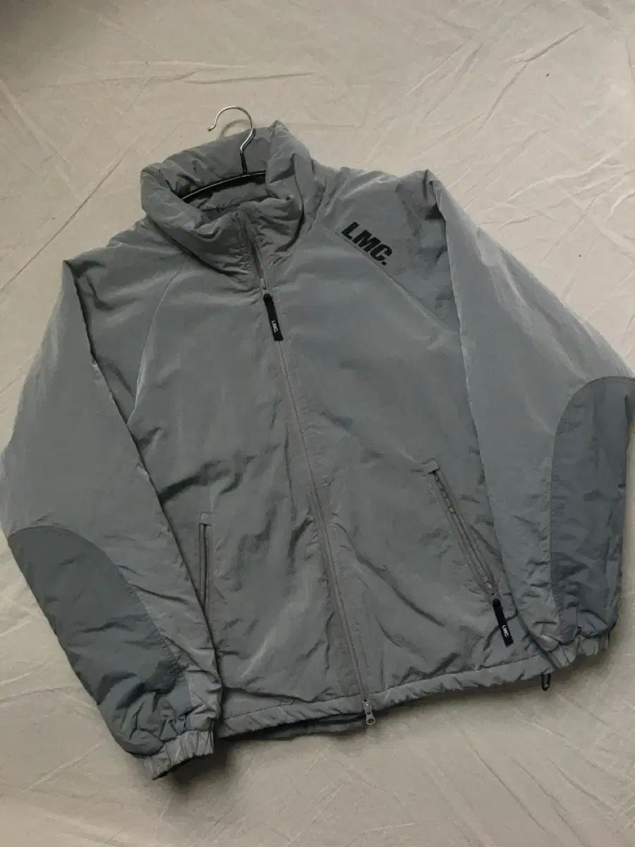 LMC バストロゴ ダウン