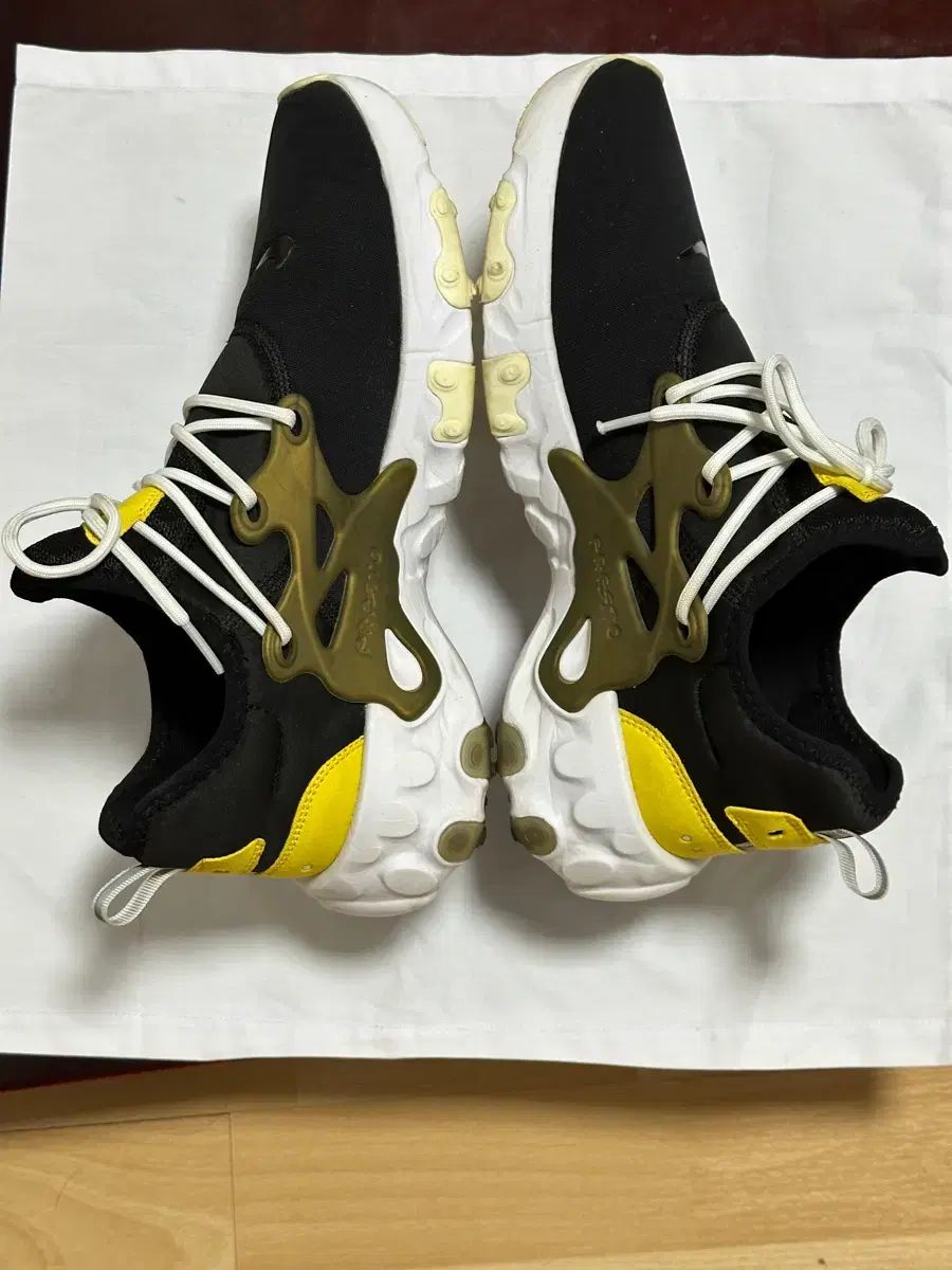 ナイキ プレスト リアクト ブラック イェロー スニーカー 状態
