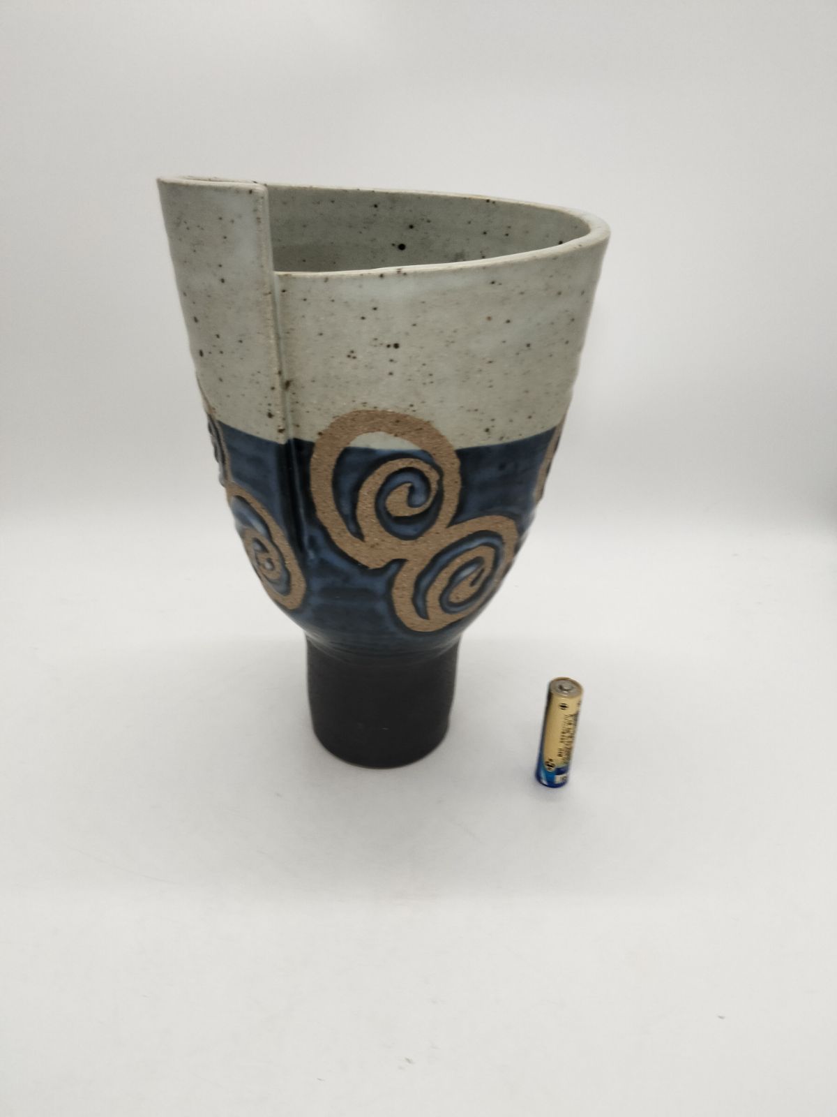 花器 花瓶 グレー色濃い緑色 模様有り 磁器製 楕円形 カップ型 変形