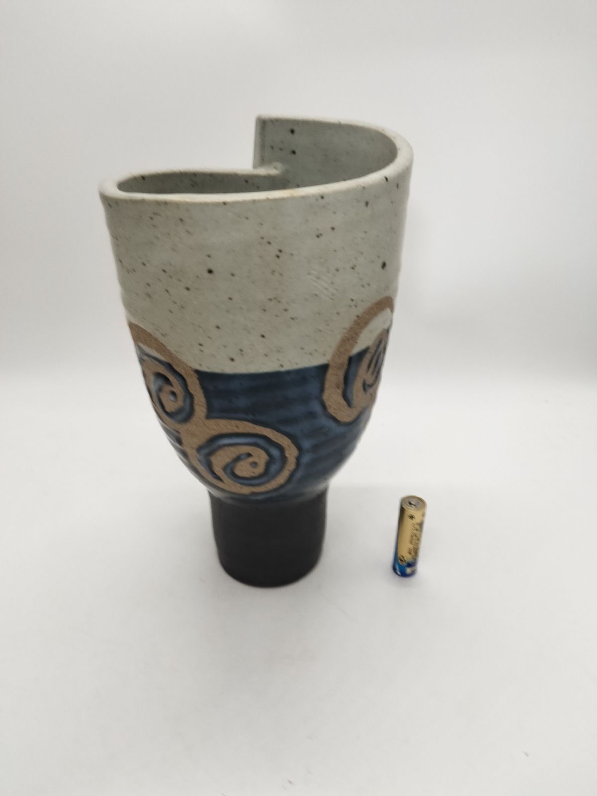 花器 花瓶 グレー色濃い緑色 模様有り 磁器製 楕円形 カップ型 変形