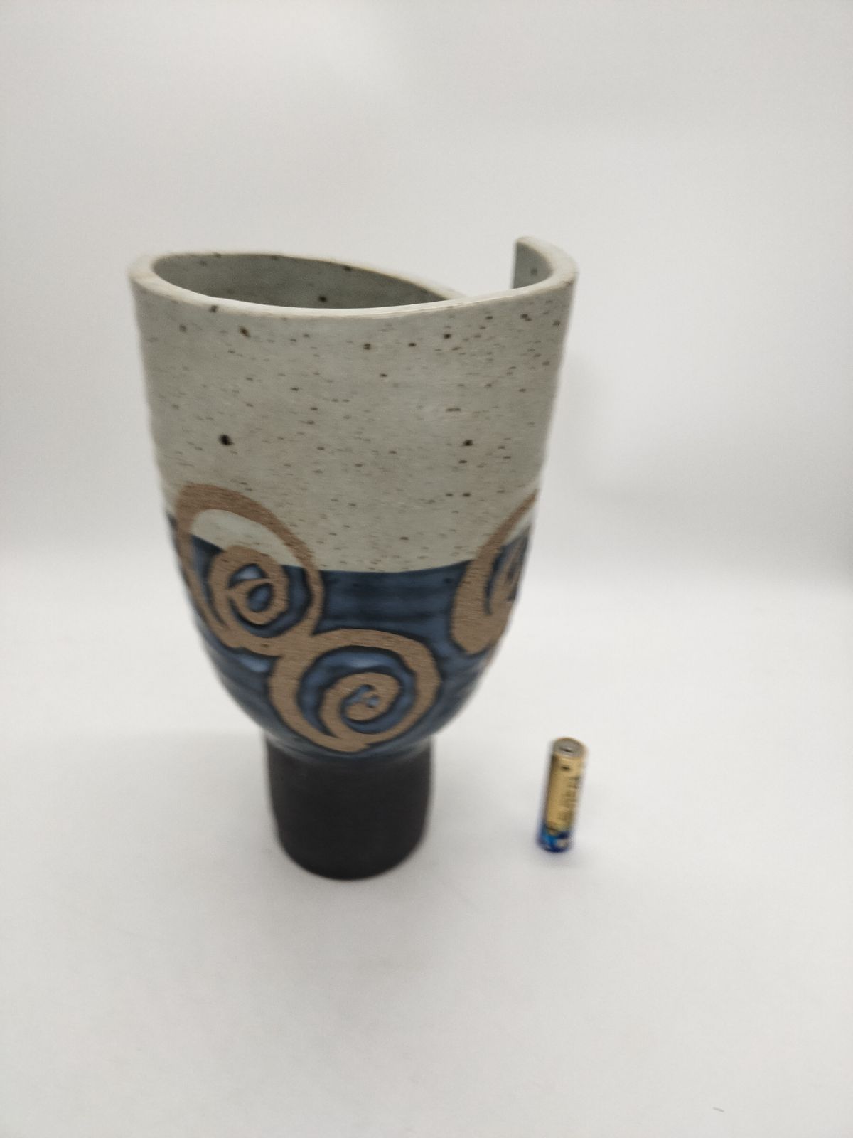 昭和レトロ 変形花器 フラワーベース 花器 花瓶 華道 生け花 アート モダン 花器 花瓶 グレー色濃い緑色 模様有り 磁器製 楕円形 カップ型 変形